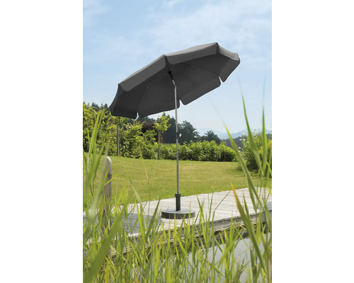 Grått trädgårdsparasoll på en terrass