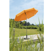 Öppet trädgårds parasoll på en träterrass