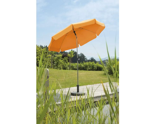 Öppet trädgårds parasoll på en träterrass