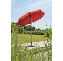 Rött parasoll i trädgården på trädäck