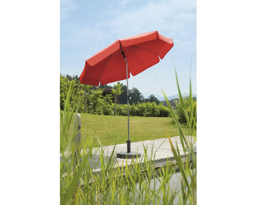 Rött parasoll i trädgården på trädäck