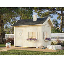 Lekstuga i trä med tak och fönsterluckor i trädgården