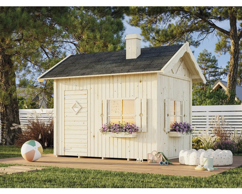 Lekstuga i trä med tak och fönsterluckor i trädgården