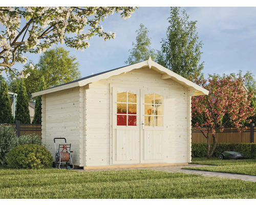 Trädgårdsscen med trädgårdsskjul i trä, gräsklippare och trädgårdsslangvagn.