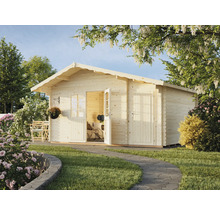 Trädgårdshus i trä med dörr och fönster i en ljus trädgård