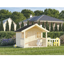 Lekhus i trä i trädgården med bord och stolar