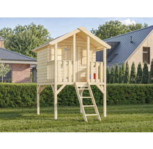 Trähus på styltor med stege i trädgården