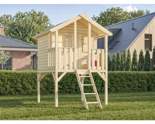 Trähus på styltor med stege i trädgården