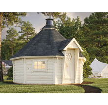 Grillkåta av trä med tak i trädgården