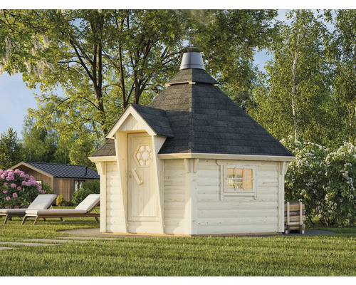 Grillkåta i trä med skorsten i en trädgård