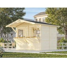 Ljust träförsäljningsskjul med öppna luckor och utomhusbord.