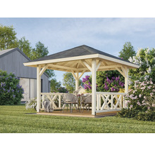 Trädgårdspaviljong i trä med bord och stolar i trädgården