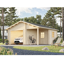 Trägarage med angränsande carport och en bil i garaget