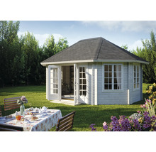 Trädgårdshus i trä med dubbeldörr och fönster i trädgården