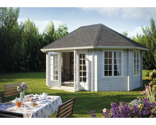 Trädgårdshus i trä med dubbeldörr och fönster i trädgården