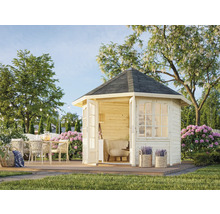 Trädgårdsutsikt med lusthus i trä, utemöbler och frodig växtlighet