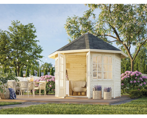 Trädgårdsutsikt med lusthus i trä, utemöbler och frodig växtlighet