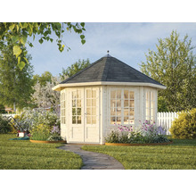 Trädgård med träpaviljong, blommor och gräsmatta