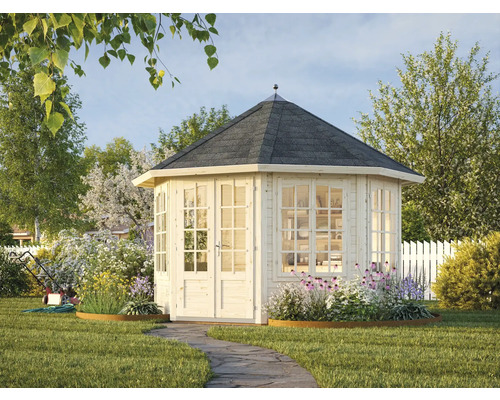 Trädgård med träpaviljong, blommor och gräsmatta