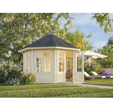 Trädgårdspaviljong i trä med öppna dörrar i en grön trädgårdsmiljö.