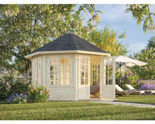 Trädgårdspaviljong i trä med öppna dörrar i en grön trädgårdsmiljö.