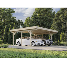 Dubbel carport i trä med två parkerade bilar i trädgården.