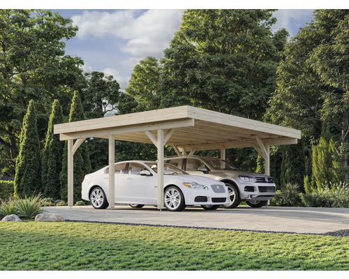 Dubbel carport i trä med två parkerade bilar i trädgården.