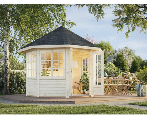 Trädgårdshus i trä med fönster och dubbeldörr på en terrass