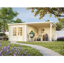 Trädgård med trädgårdshus i trä, grill och trädgårdsredskap