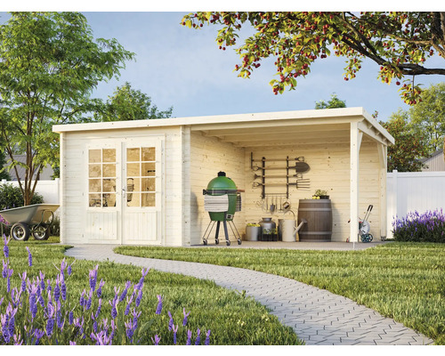 Trädgård med trädgårdshus i trä, grill och trädgårdsredskap