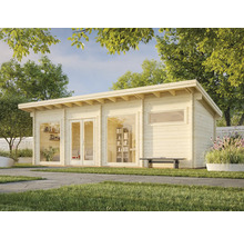 Trädgårdshus i trä med fönster och glasdörrar i trädgården