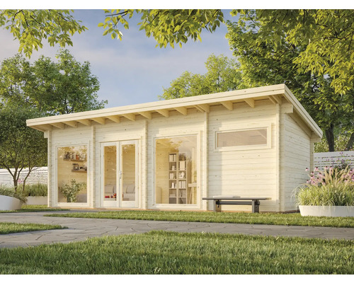 Trädgårdshus i trä med fönster och glasdörrar i trädgården