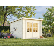 Trädgård med trädgårdsbod i trä, gräsklippare och trädgårdsredskap