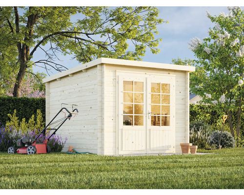 Trädgård med trädgårdsbod i trä, gräsklippare och trädgårdsredskap