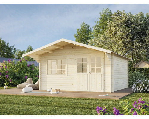 Trädgårdshus i trä med fönster och dubbeldörr på en terrass i trädgården.