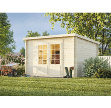 Trädgårdshus i trä med dubbeldörr och trädgårdsredskap i trädgården