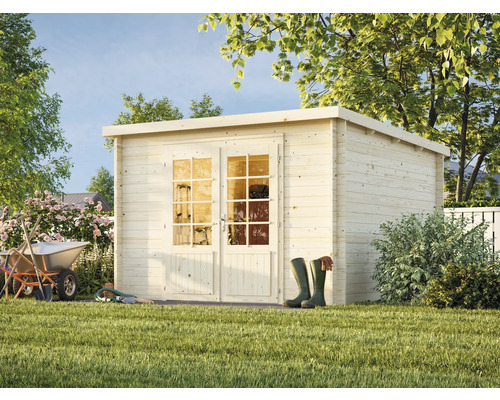 Trädgårdshus i trä med dubbeldörr och trädgårdsredskap i trädgården