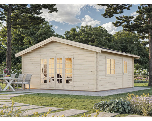 Trädgårdshus i trä med fönster och dörrar i en trädgård