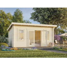 Trädgårdshus i trä med fönster och dubbeldörr i en trädgård.