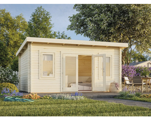 Trädgårdshus i trä med fönster och dubbeldörr i en trädgård.