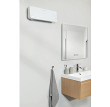 Badrum med luftkonditionering, tvättställsskåp och spegel