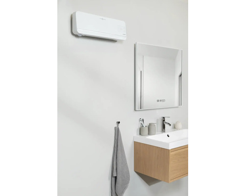 Badrum med luftkonditionering, tvättställsskåp och spegel