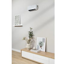 Väggmonterad fläkt över skänk med dekoration och tavlor.