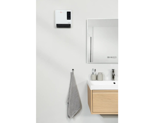 Modernt badrum med värmefläkt, spegel, handfat och handduk