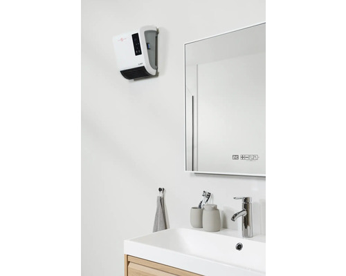 Badrum med värmefläkt, spegel, handfat, armatur, handduk och tillbehör