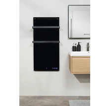 Badrum med svart handdukstork, spegel och tvättställsskåp