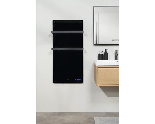 Badrum med svart handdukstork, spegel och tvättställsskåp