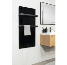 Badrum med svart handdukstork, handduk och tvättställ