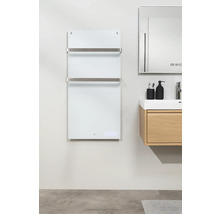 Modernt badrum med handdukstork, handfat och spegel