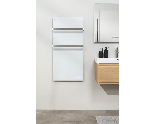 Modernt badrum med handdukstork, handfat och spegel